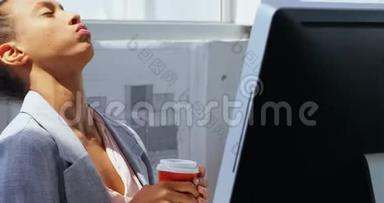 非裔美国女商人在一间现代化办公室的办公桌上电脑工作的前景